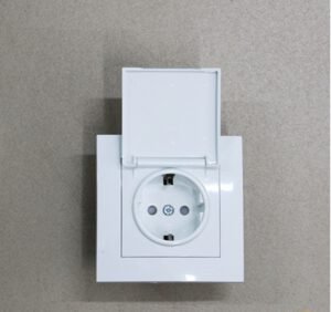 RH Розетка внутр. 1-а з/з з шторкою та кришкою біла VELENA HN-011211 (10шт)