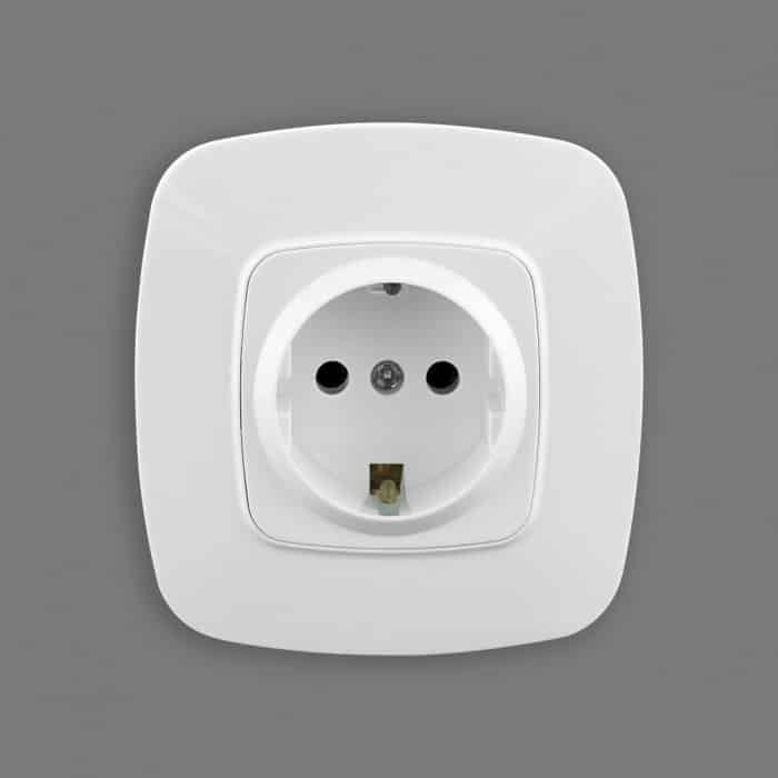 112-007-0006 Розетка з зазем. біла ELA/10/200