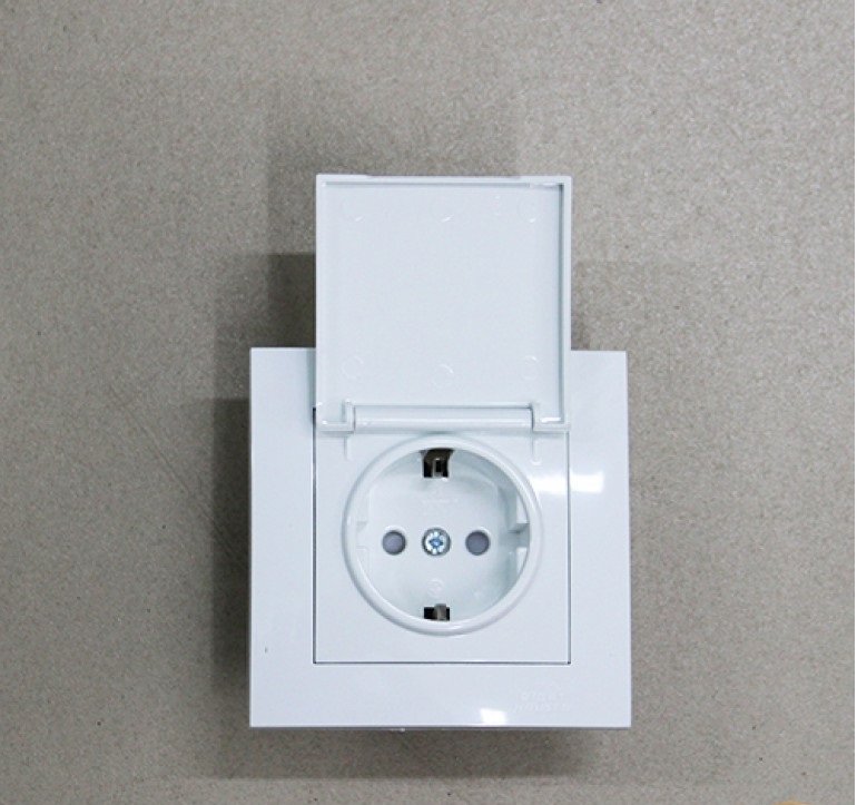 RH Розетка внутр. 1-а з/з з шторкою та кришкою біла VELENA HN-011211 (10шт)